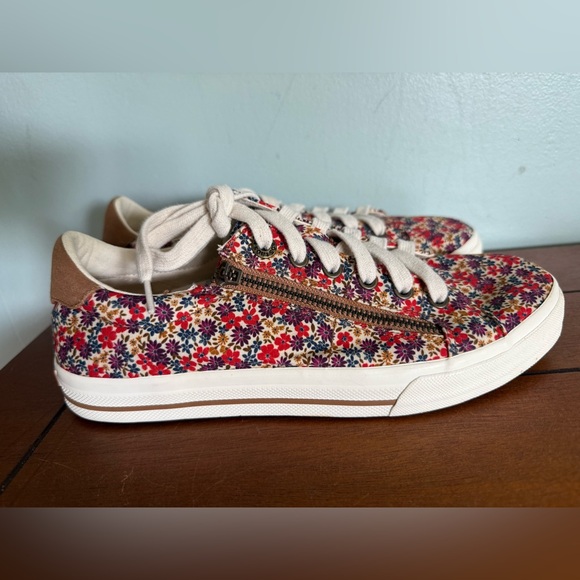 Taos Footwear Z Soul Red Floral Canvas Lace Up Zipper Detail Sneakers Size 8.5 - Picture 1 of 12